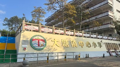 三人行:公益筑校,为未来点灯